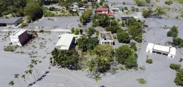 台救灾士兵和赖清德击掌后转头擦手